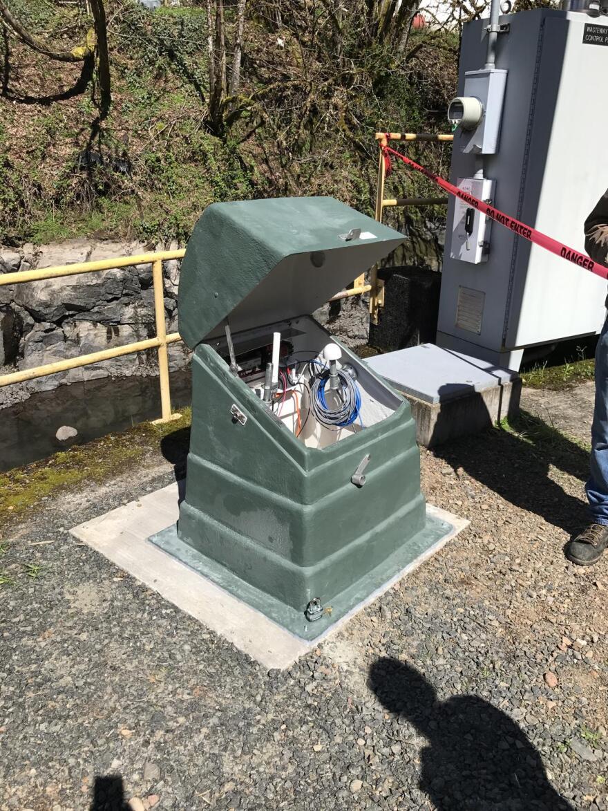 Shakealert sensor at Leaburg Dam.